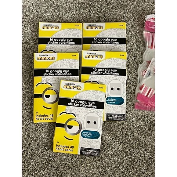 Illumination Minions Googly Eye Sticker Valentines with Treat Bags - Picture 2 of 10